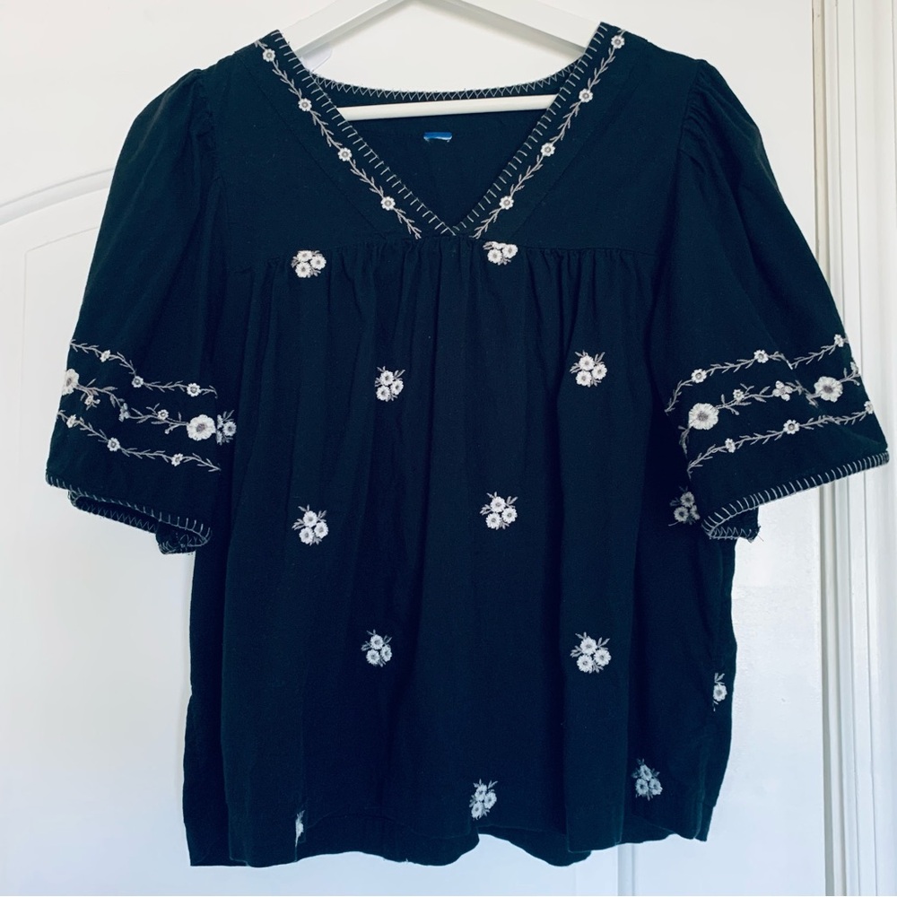 Old Navy Black with Embroidered Flowers Cute Boho Peasant Top | Size: M
